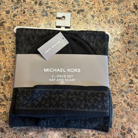 NWT Michael Kors 2 Piece Hat Scarf Set 34402C $88 One Size - Picture 1 of 8